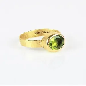 Allsopp, Disa – Gold and Cushion Cut Peridot Ring