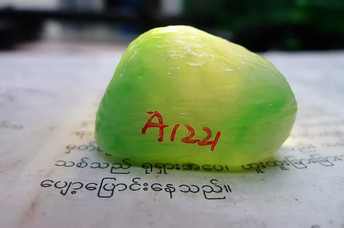 Natural Jade Rough Jadeite Raw (19g,3.2X2.3X1.47cm)