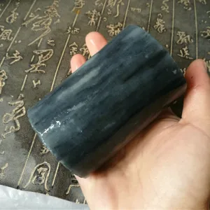 Natural Kunlun Jade Rough Nephrite Raw (589g, 8X5.6X5.6cm)